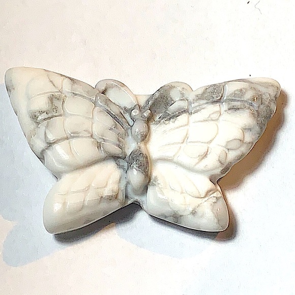 BUTTERFLY HOWLITE CARVED CRYSTAL - Picture 5 of 9